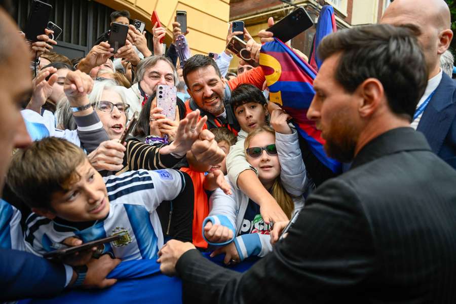Messi distribui autógrafos Messi distribui autógrafos