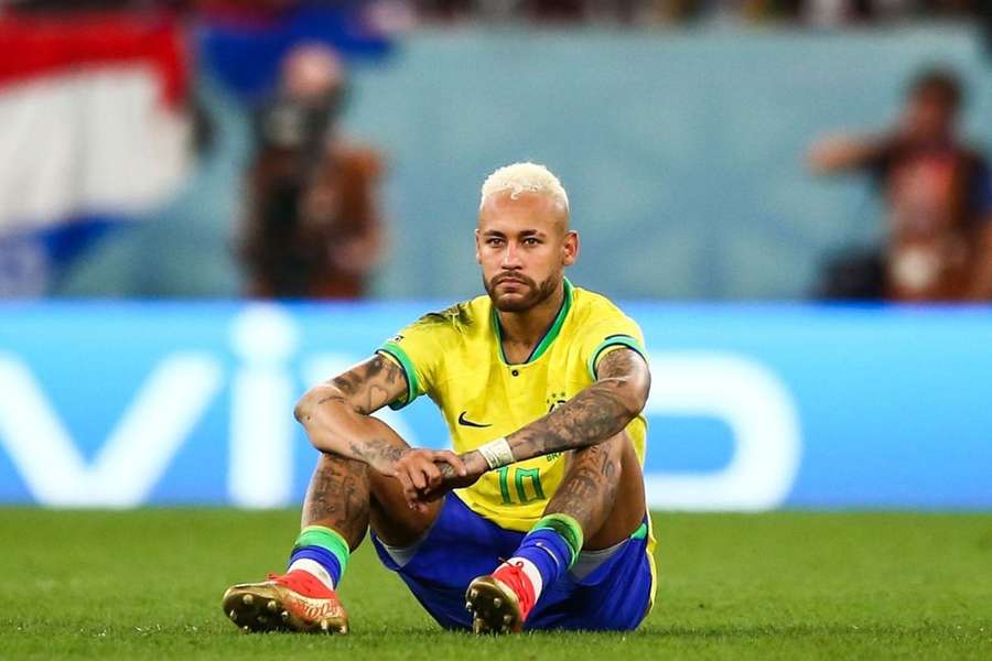 Neymar, au sol, après un match avec la sélection brésilienne. 