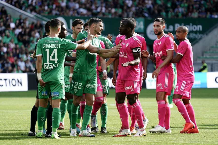 Saint-Etienne s'enfonce et s'enlise dans la crise après une défaite face au Paris FC