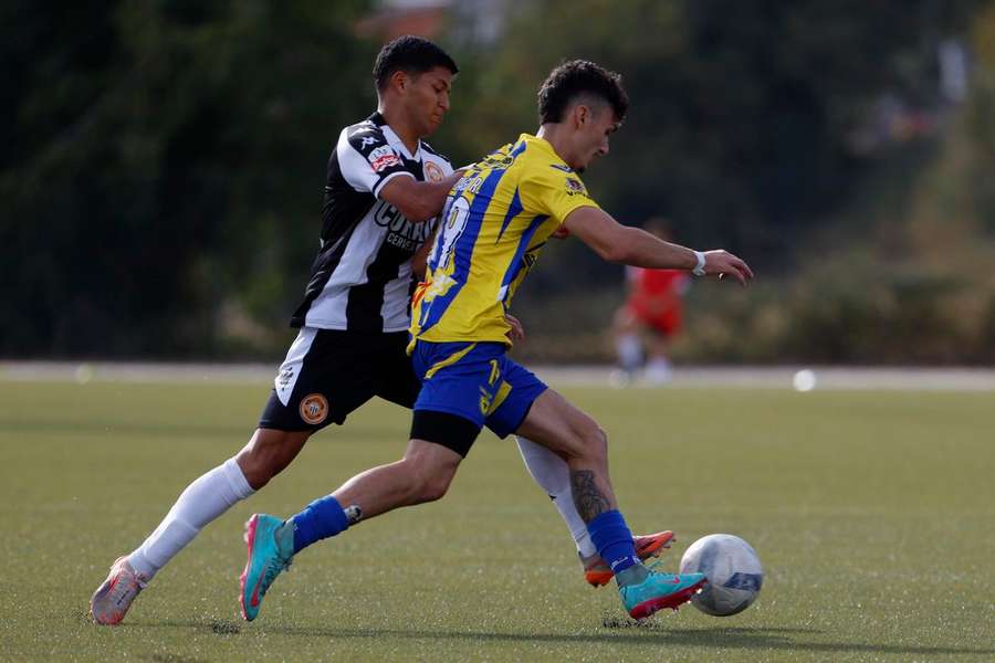 Nourani tenta roubar a bola a Tiago Nourani tenta roubar a bola a Tiago