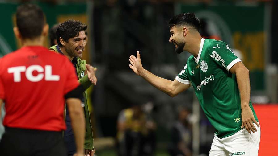 Flaco López cumprimenta Abel Ferreira e celebra gol que determinou a vitória Flaco López cumprimenta Abel Ferreira e celebra gol que determinou a vitória