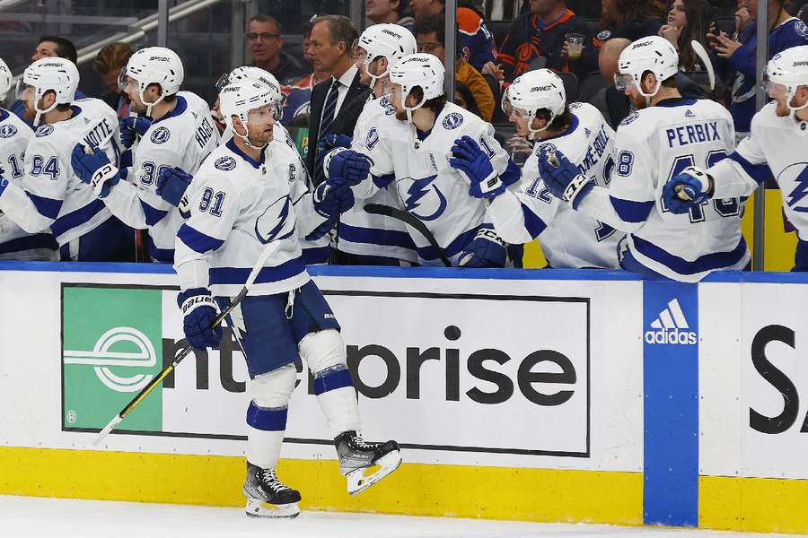 The Tampa Bay Lightning forward Steven Stamkos celebrates goal with teammates