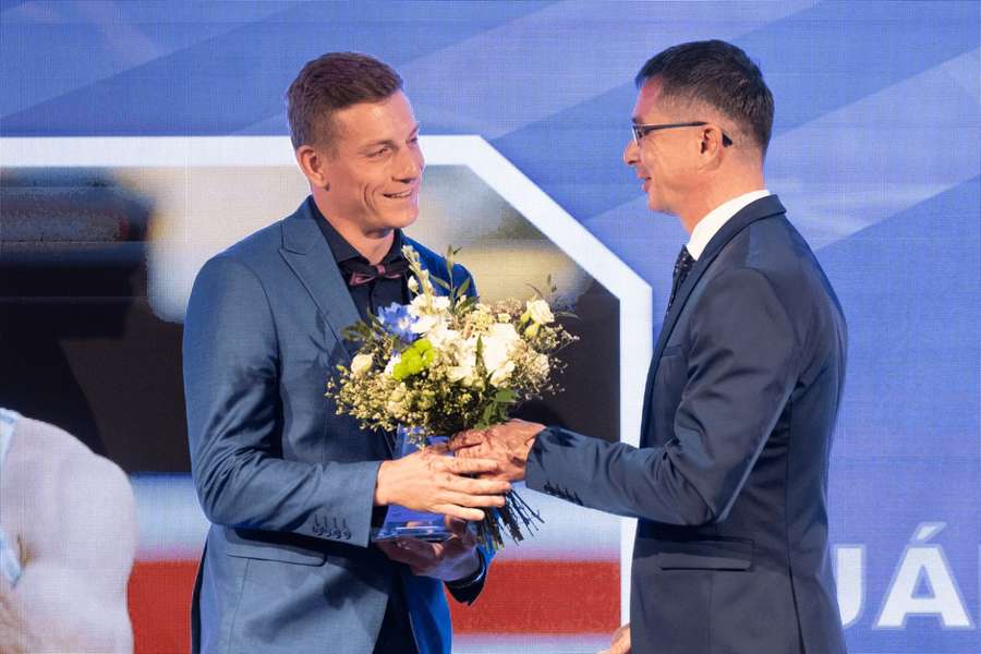 Ján Volko (vľavo) si preberá ocenenie ankety Atlét roka z rúk prezidenta Slovenského atletického zväzu (SAZ) Petra Korčoka. 