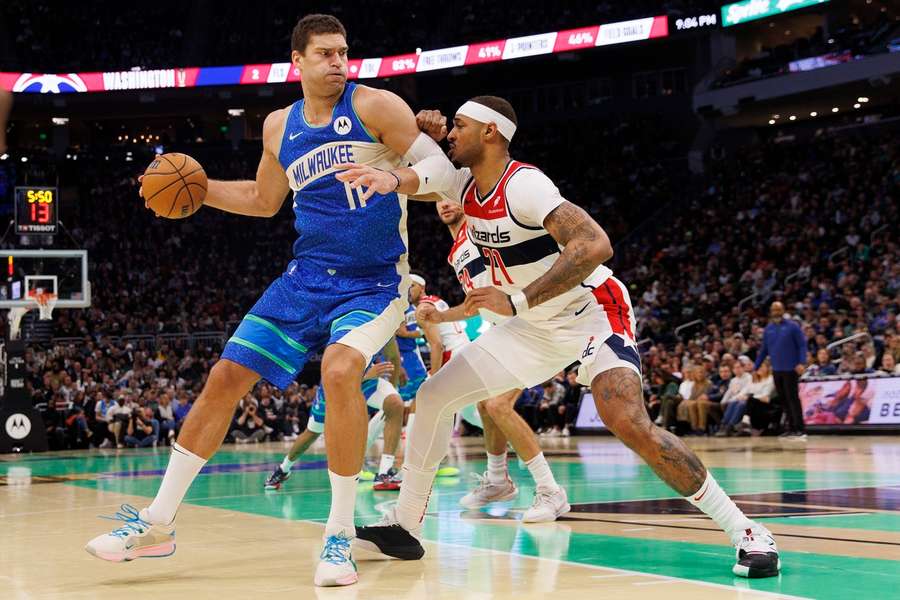 Brook Lopez (vlevo) byl s 39 body nejlepším střelcem zápasu.