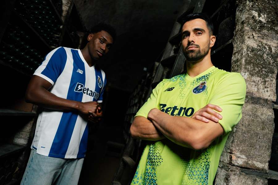 Samu (esq) e Diogo Costa (dir) com a camisola principal
