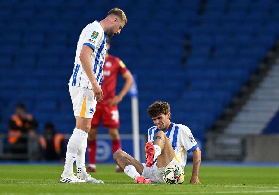 Matt O'Riley, do Brighton & Hove Albion (à direita), reage