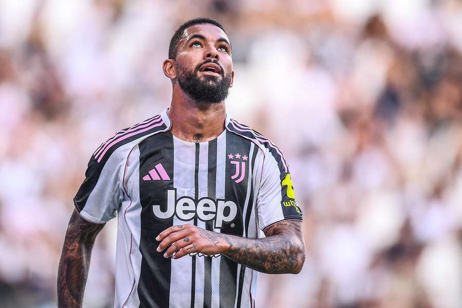 Douglas Luiz deixa a Juventus ao fim de um ano