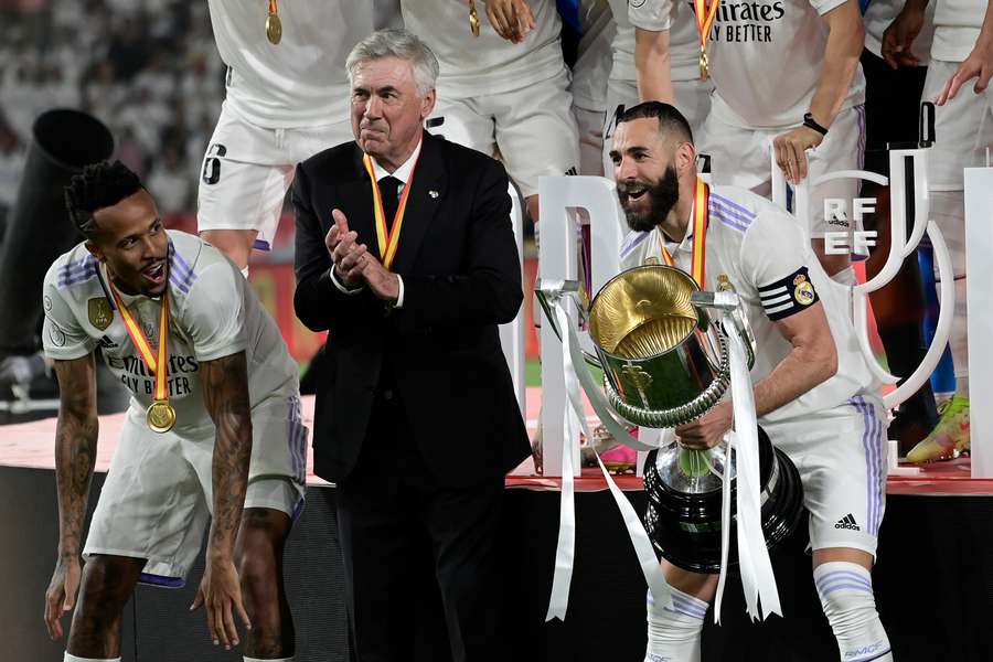 Ancelotti, com Benzema e Militão, prestes a levantar a Copa do Rei