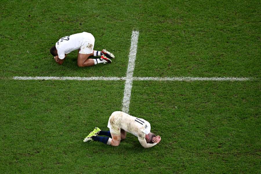 Os ingleses Ollie Lawrence e Elliot Daly reagem após a derrota nas meias-finais