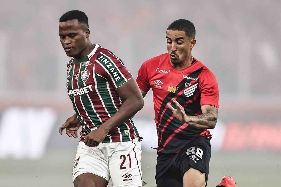 Arias perdeu pênalti, mas fez o gol de empate do Flu com o Athletico-PR