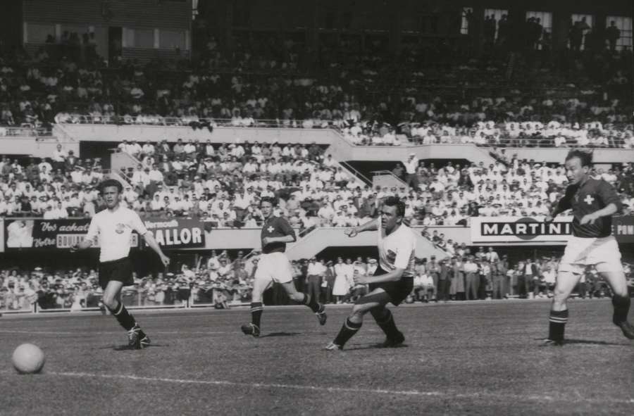 Josef Hügi segna uno dei suoi tre gol nei quarti di finale persi contro l'Austria per 7-5 nel Mondiale del 1954