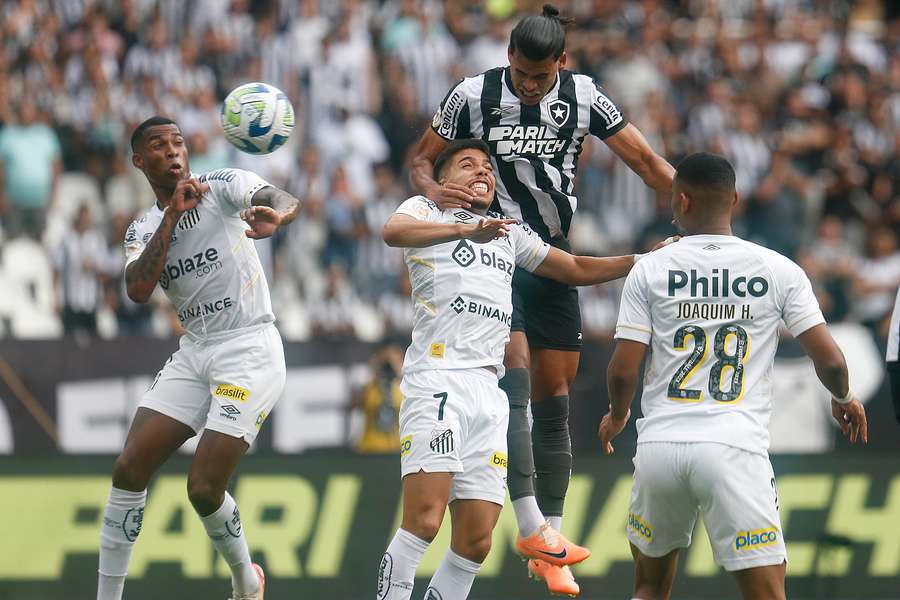 Danilo Barbosa fez o gol do Botafogo no primeiro tempo, de cabeça