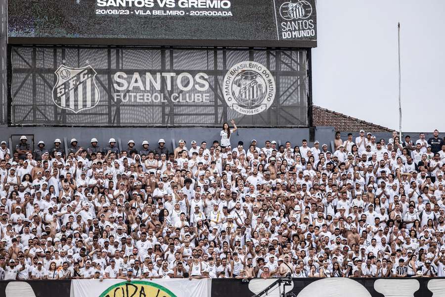 Torcida do Santos atirou objetos no campo contra o Grêmio