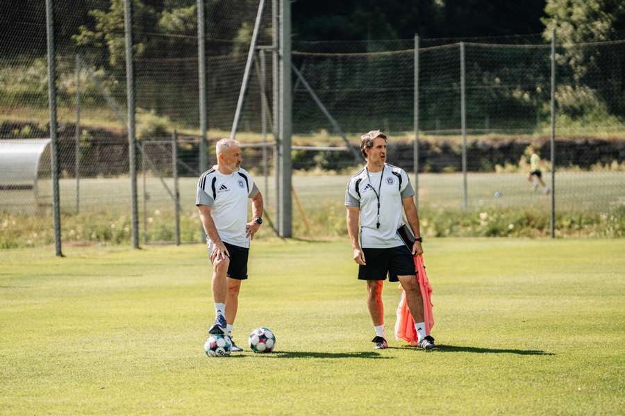 Zleva hlavní trenér Sigmy Pavel Hapal a jeho asistent Jaime Monroy.