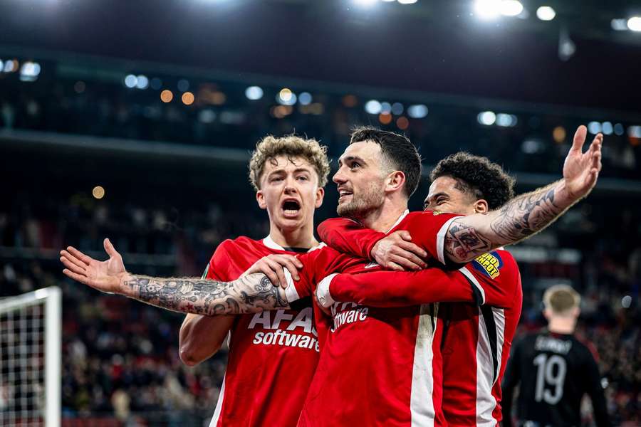 Jogadores do AZ Alkmaar celebram um golo frente ao Sparta