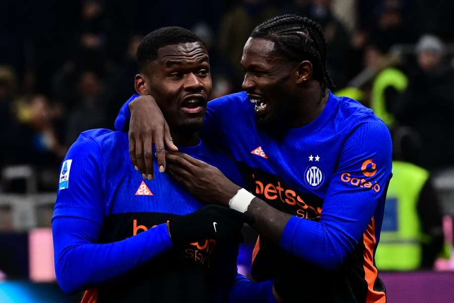 Bonny und Thuram jubeln nach dem Treffer zum 5:2.