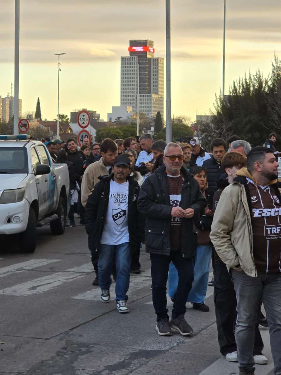 Torcedores do Platense formam fila para entrar no estádio