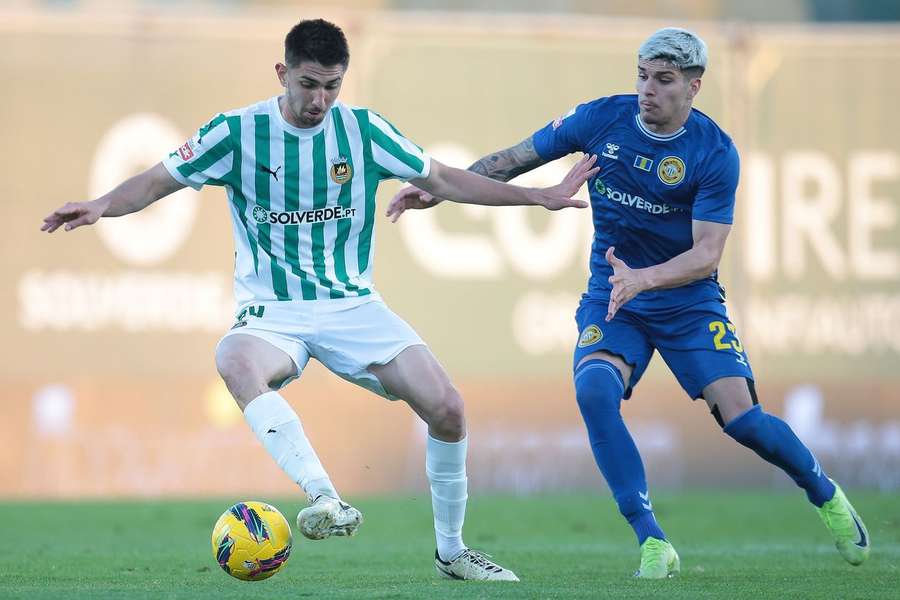 Demir Tiknaz disputa a bola com Issac