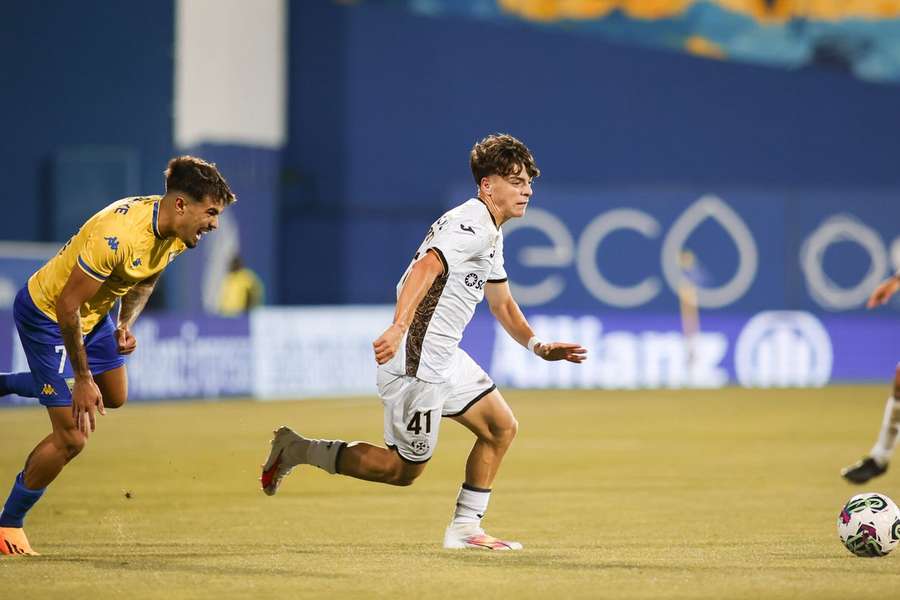 Marco Couto em ação diante do Estoril