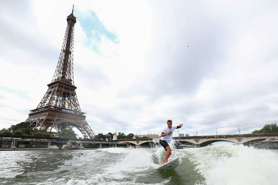 Kauli Vaast, gouden medaillewinnaar bij het surfen, snelt over de Seine