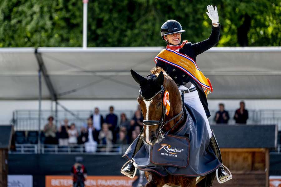 Marlies van Baalen met Habibi DVB wint de Zware Tour Kür op muziek op het NK Dressuur