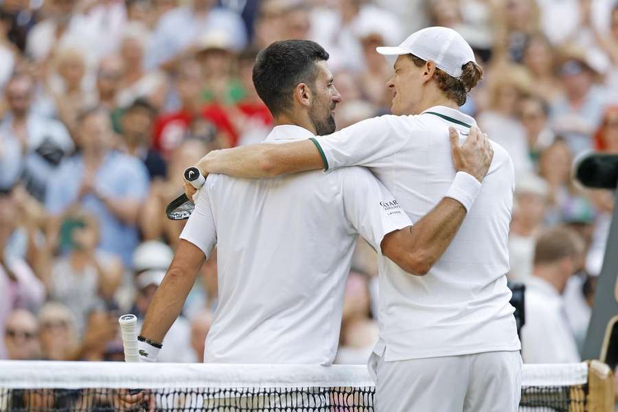 Novak Djokovic e Jannik Sinner si abbracciano dopo la vittoria dell'azzurro nell'ultima semifinale di Wimbledon Novak Djokovic e Jannik Sinner si abbracciano dopo la vittoria dell'azzurro nell'ultima semifinale di Wimbledon