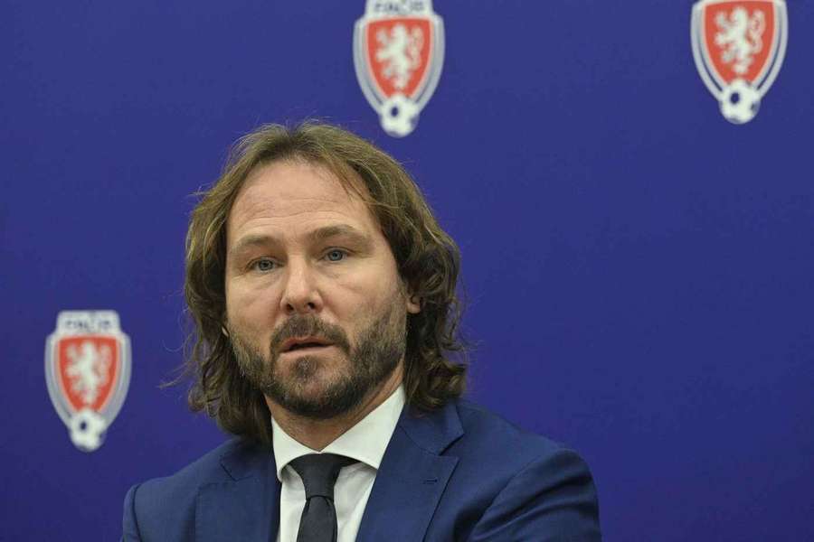 Přišlo to jako blesk z čistého nebe, řekl Nedvěd o blamáži na Faerských ostrovech.