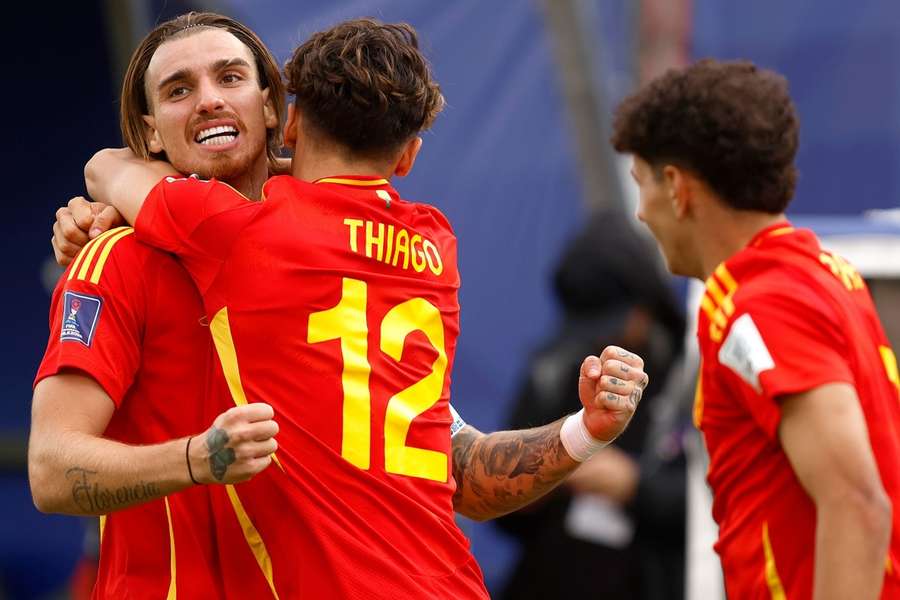 Thiago Pitarch celebra con Iker Bravo el gol del delantero del Udinese ante Brasil