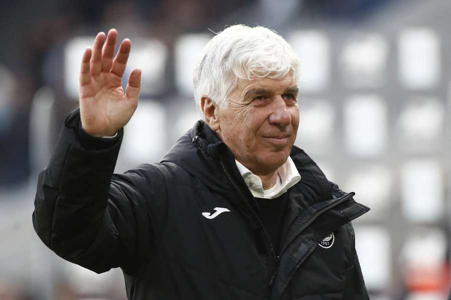 Gasperini waves to fans