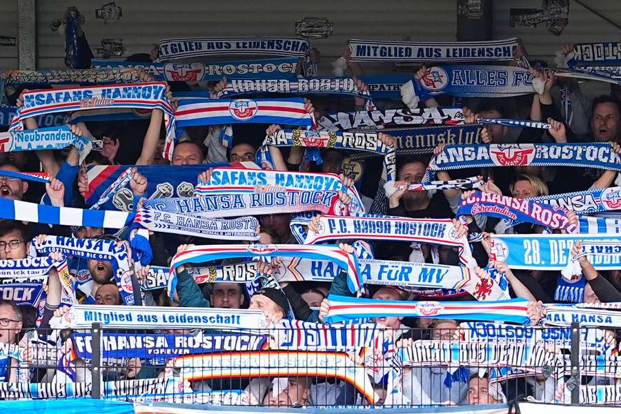 Fans von Hansa Rostock bei einem Heimspiel der Kogge