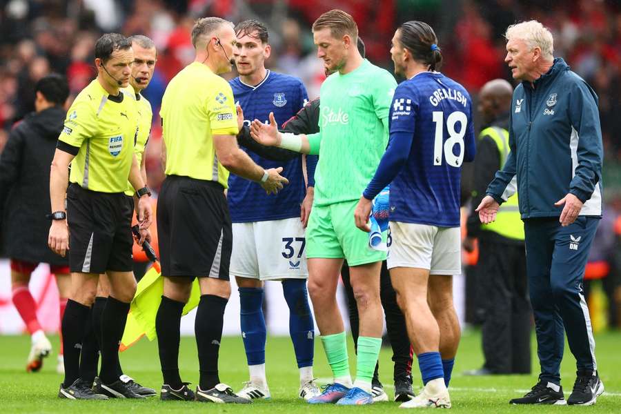 Moyes left frustrated with ref as Everton lose at Liverpool
