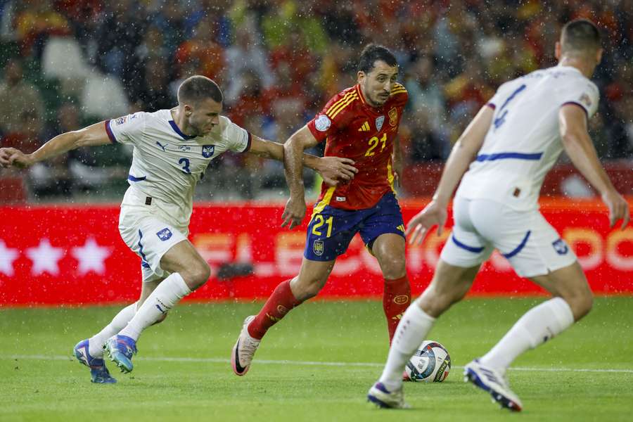 Mikel Oyarzabal van Spanje in duel met Strahinja Pavlovic van Servië