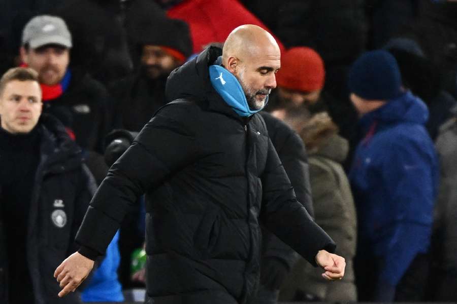 Pep Guardiola baja la mirada decepcionado 