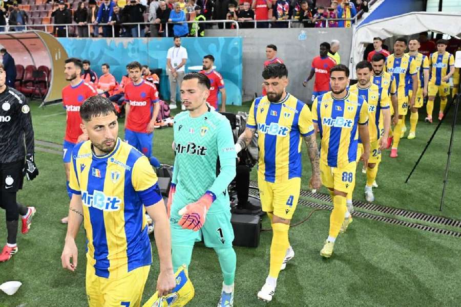 LIVE Superliga: Petrolul, sezonul trecut într-o partidă cu FCSB LIVE Superliga: Petrolul, sezonul trecut într-o partidă cu FCSB