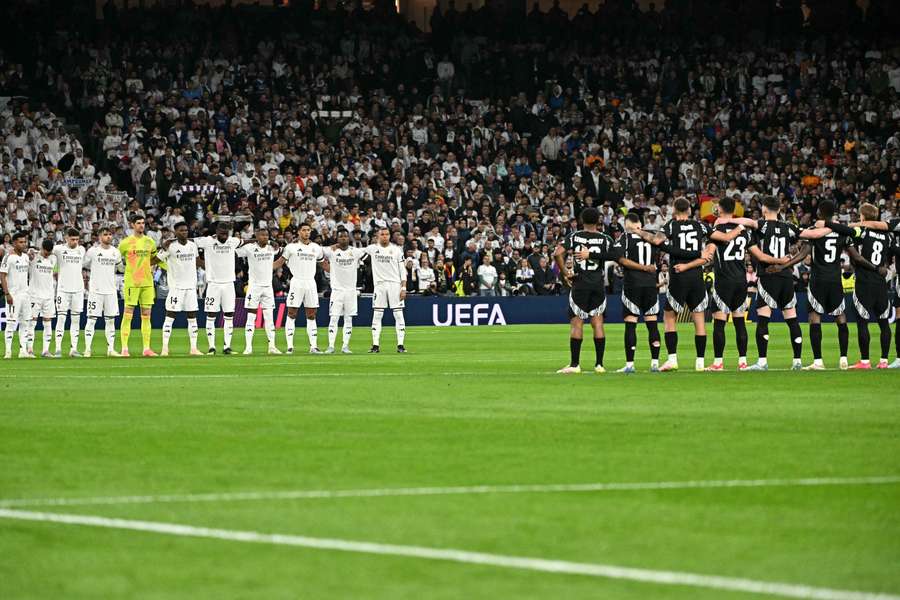 Minuto di silenzio prima di Real Madrid-Arsenal