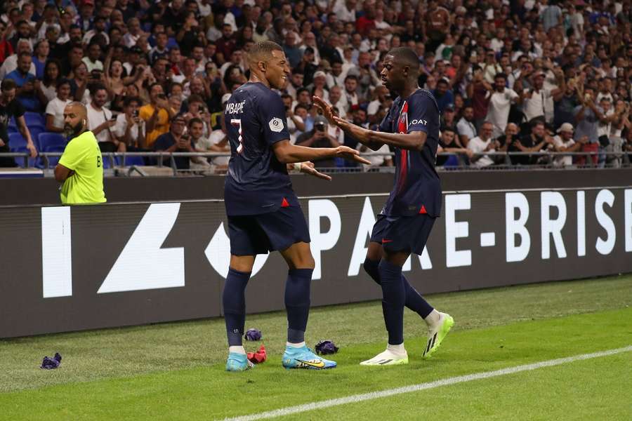 Mbappé e Dembélé contra o Lyon.
