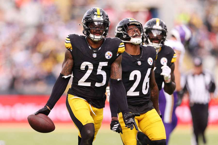 Die Pittsburgh Steelers bejubeln eine Interception im Spiel gegen Minnesota.