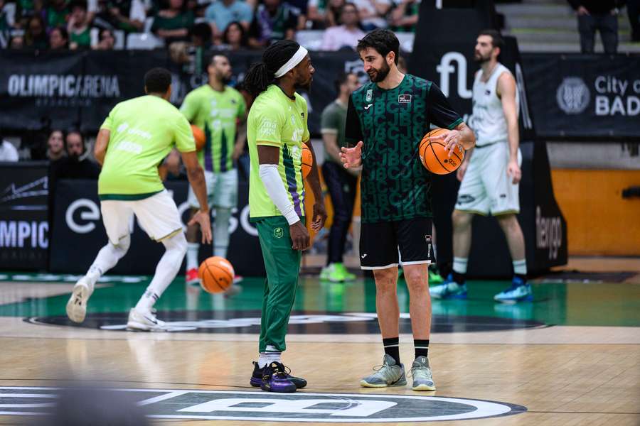 Ricky Rubio y Kendrick Perry hablan antes de aplazarse el Joventut-Unicaja
