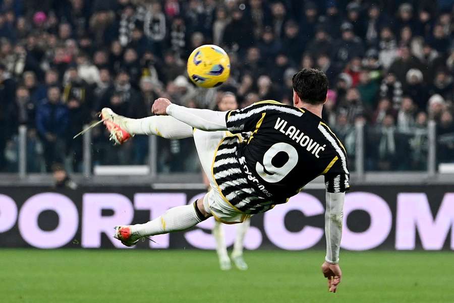 Serbisk lækkeri bringer Juventus tæt på Inter efter sejr over Roma