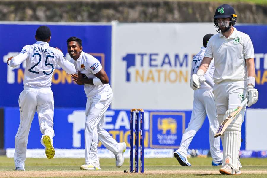 Sri Lanka's Vishwa Fernando (C) celebrates with his teammate after taking the wicket of Ireland captain Andrew Balbirnie (R)