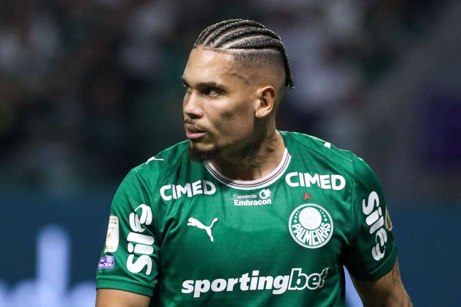 Paulinho jogou apenas nove partidas nesta temporada Paulinho jogou apenas nove partidas nesta temporada