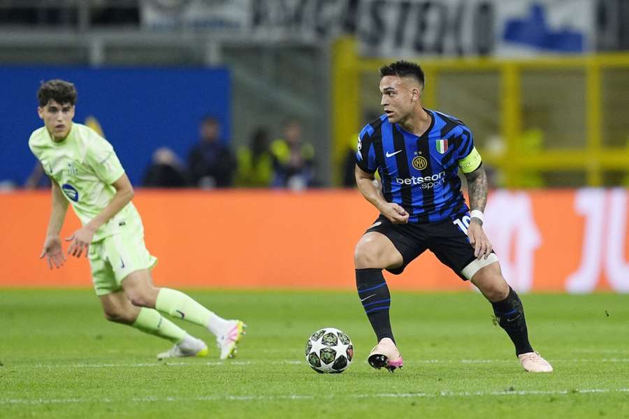 Lautaro Martínez tenuto d'occhio da Pau Cubarsí durante la semifinale Champions del 6 maggio 2025 Lautaro Martínez tenuto d'occhio da Pau Cubarsí durante la semifinale Champions del 6 maggio 2025