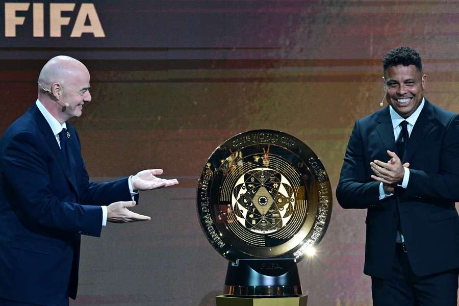 Ronaldo e il presidente della FIFA, Gianni Infantino, mostrano al pubblico il trofeo del Mondiale per Club