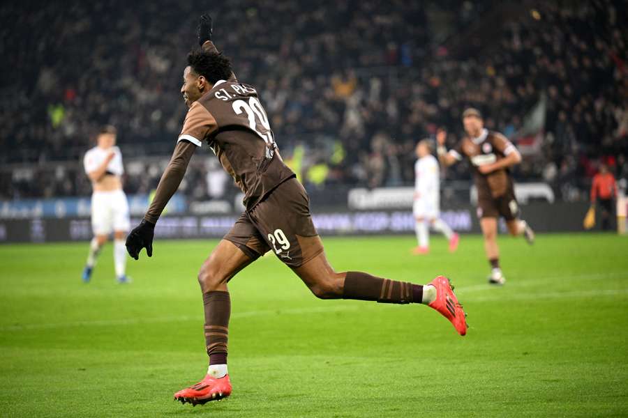 Morgan Guilavogui of St. Pauli celebrates scoring his team's second goal against Holstein Kiel
