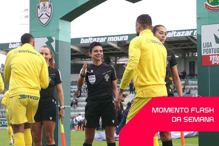 Catarina Campos cumprimenta os jogadores antes do pontapé de saída