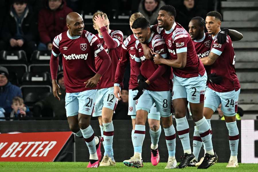 West Ham United in volgende ronde FA Cup tegen Manchester United na zege op Derby County