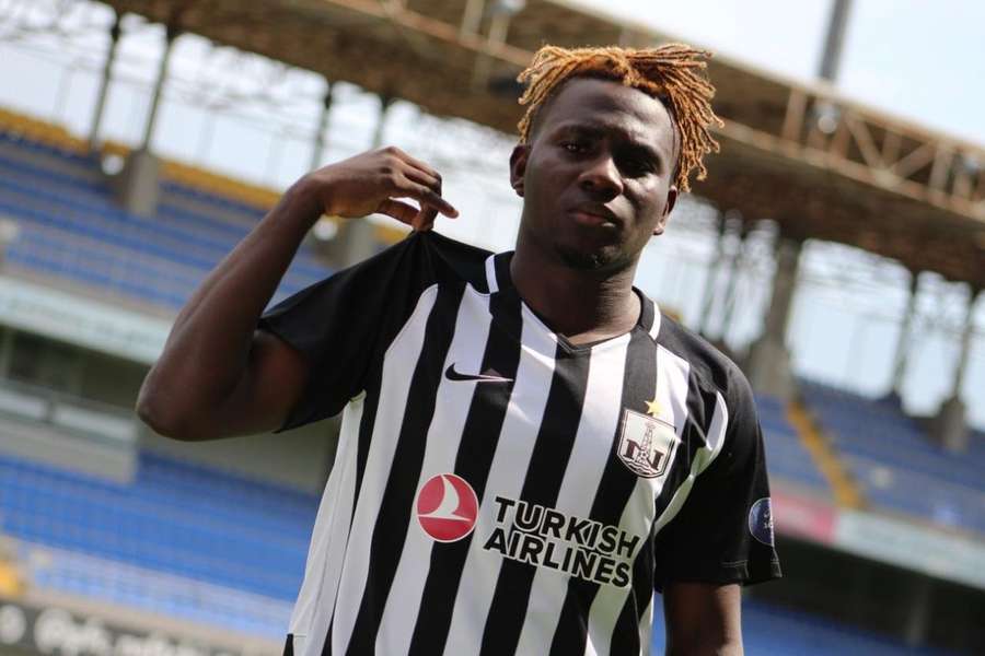 Yusuf Lawal cumpria a terceira época no Neftchi