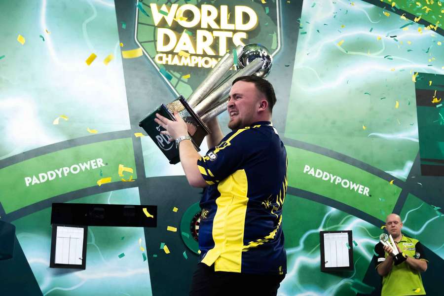 Luke Littler gewann im Vorjahr seinen ersten WM-Titel.