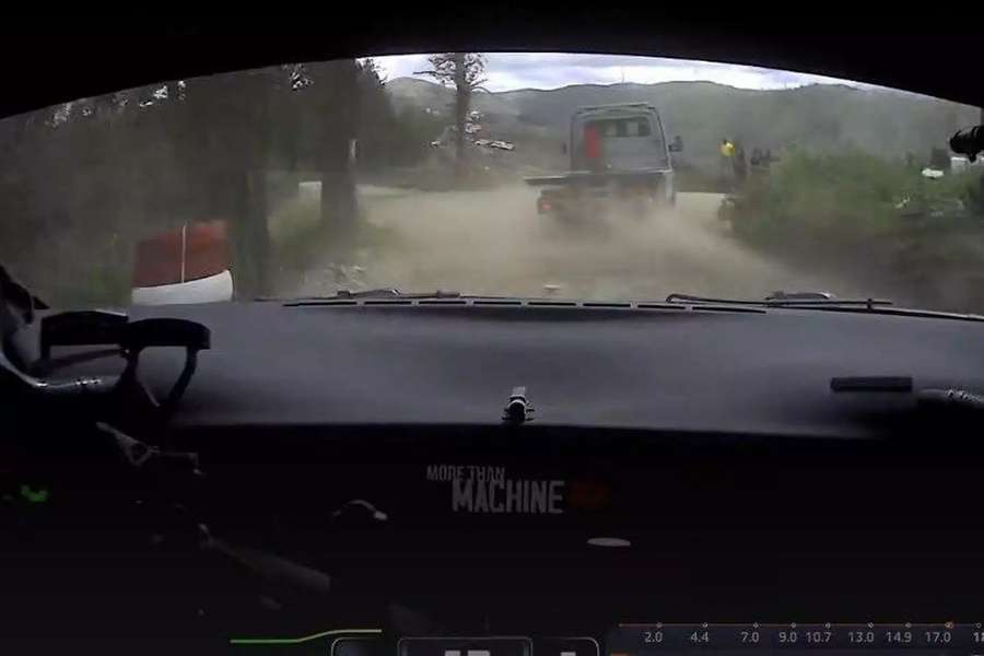 O reboque na frente do carro de Elfyn Evans