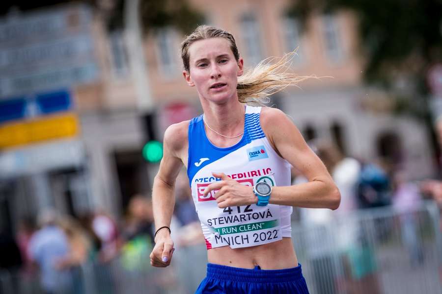 Moira Stewartová zaběhal český rekord v čase 2:25:36.